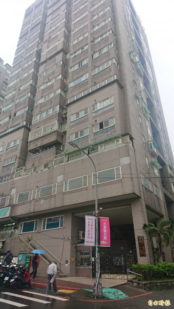 位於中正區新豐街的大型社區，今早傳出有３名住戶疑似一氧化碳中毒（記者吳昇儒攝）