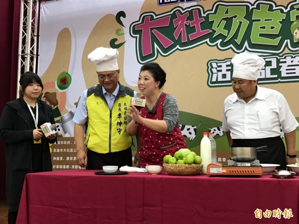 大社農會總幹事陳宏誠（右1）與大社區長李坤守（左2）
，在蔡季芳（右2）指導下料理燉奶。（記者洪臣宏攝）