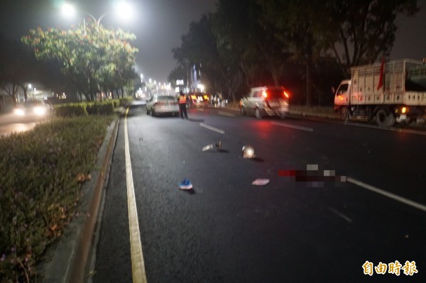 現場機車零件散落一地。(記者詹士弘攝) 現場機車零件散落一地。(記者詹士弘攝)