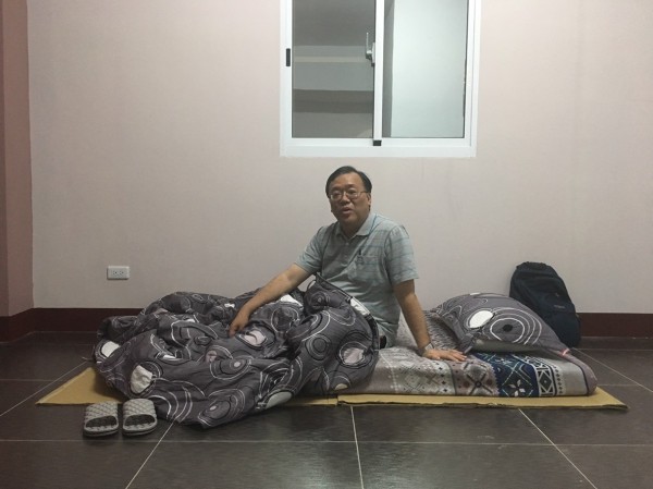 高雄市環保局長袁中新到興達火力發電廠附近民宅打地舖。(記者蔡清華翻攝) 高雄市環保局長袁中新到興達火力發電廠附近民宅打地舖。(記者蔡清華翻攝)