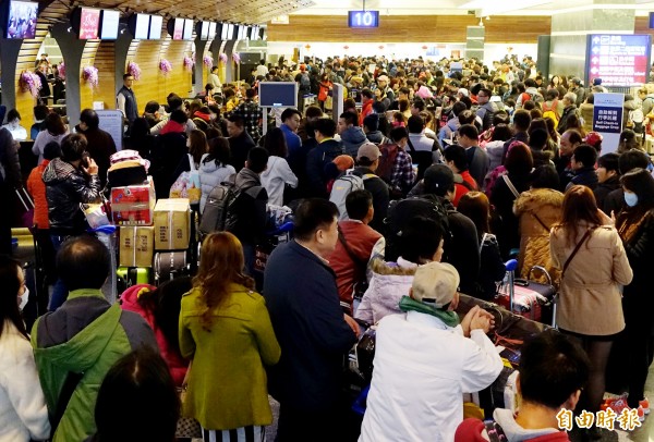 桃園機場將於1月30日至2月17日啟動春節旅客疏運計畫,桃園機場公司今天表示,今年春節期間每日班機量超過790架次,其中以大年初六862架次最高,單日平均旅運量預估超過14萬人次。(資料照,記者朱沛雄攝) 桃園機場將於1月30日至2月17日啟動春節旅客疏運計畫,桃園機場公司今天表示,今年春節期間每日班機量超過790架次,其中以大年初六862架次最高,單日平均旅運量預估超過14萬人次。(資料照,記者朱沛雄攝)