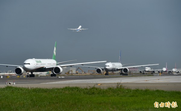 桃園機場將於1月30日至2月17日啟動春節旅客疏運計畫,桃園機場公司今天表示,今年春節期間每日班機量超過790架次,其中以大年初六862架次最高,單日平均旅運量預估超過14萬人次。(資料照,記者朱沛雄攝) 桃園機場將於1月30日至2月17日啟動春節旅客疏運計畫,桃園機場公司今天表示,今年春節期間每日班機量超過790架次,其中以大年初六862架次最高,單日平均旅運量預估超過14萬人次。(資料照,記者朱沛雄攝)