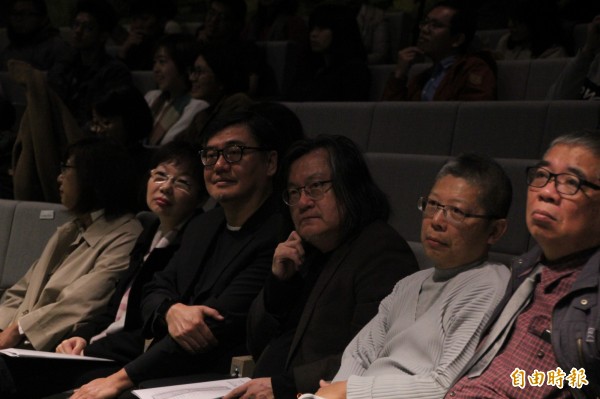 林洲民開砲,如果時光能倒流,把我從都發局長位置挪開是個歷史的錯誤,促成「被辭職」這事有些完全不應該發生的事情,尤其當這些人對著我咆哮,對我說我不審大巨蛋會比較順利,我不介入大巨蛋賣價會比較高,這些事情我都完全不能接受,「這個歷史會清楚被記載這個不愉快的句點。」(記者鍾泓良攝) 林洲民開砲,如果時光能倒流,把我從都發局長位置挪開是個歷史的錯誤,促成「被辭職」這事有些完全不應該發生的事情,尤其當這些人對著我咆哮,對我說我不審大巨蛋會比較順利,我不介入大巨蛋賣價會比較高,這些事情我都完全不能接受,「這個歷史會清楚被記載這個不愉快的句點。」(記者鍾泓良攝)