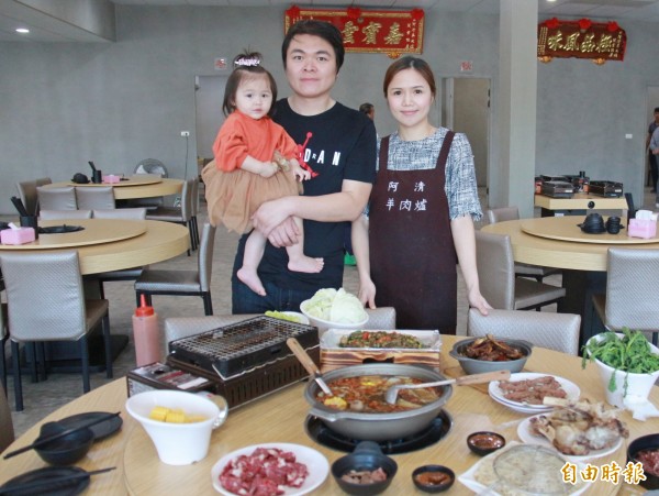 阿清羊肉爐由溪湖創始羊肉爐第三代,31歲的負責人楊浚清(中)與妻子葉致薰(右)一同創業成立。(記者陳冠備攝) 阿清羊肉爐由溪湖創始羊肉爐第三代,31歲的負責人楊浚清(中)與妻子葉致薰(右)一同創業成立。(記者陳冠備攝)