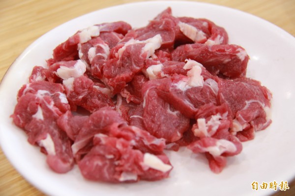 享地利之便,現宰溫體羊肉成為涮羊肉招牌。(記者陳冠備攝) 享地利之便,現宰溫體羊肉成為涮羊肉招牌。(記者陳冠備攝)