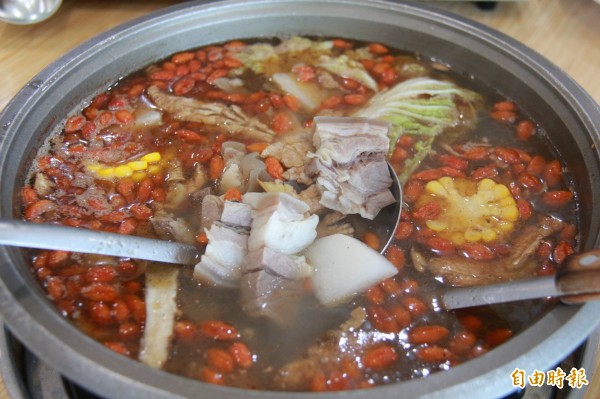 溪湖阿清羊肉爐,主打的中藥鍋湯頭由數十種中藥材熬製而成,溫潤滋補,連孕婦都可安心喝。(記者陳冠備攝) 溪湖阿清羊肉爐,主打的中藥鍋湯頭由數十種中藥材熬製而成,溫潤滋補,連孕婦都可安心喝。(記者陳冠備攝)