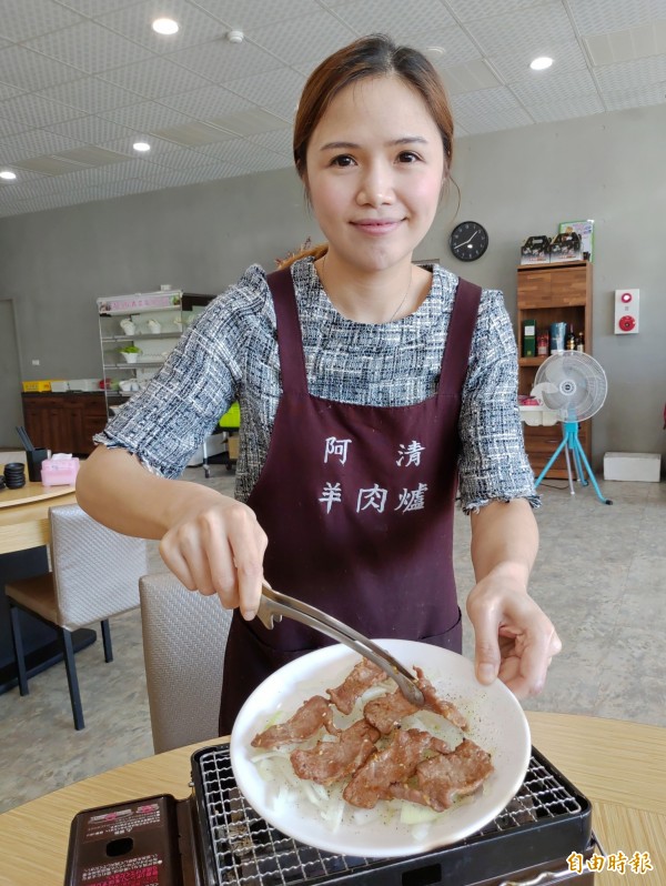 阿清羊肉爐獨創現烤羊里肌肉薄片,搭配冰鎮洋蔥、黑胡椒,成為老饕必點招牌美食之一。(記者陳冠備攝) 阿清羊肉爐獨創現烤羊里肌肉薄片,搭配冰鎮洋蔥、黑胡椒,成為老饕必點招牌美食之一。(記者陳冠備攝)