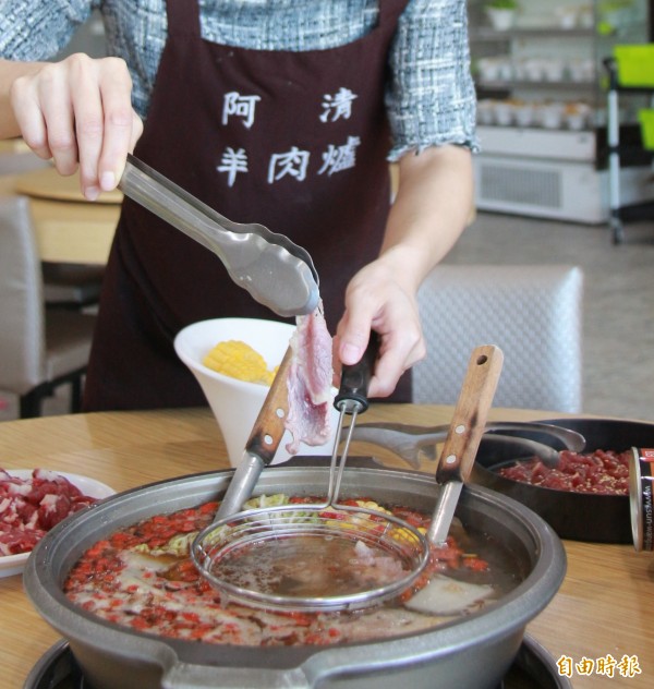 老闆娘葉致薰示範「涮羊肉」吃法,里肌肉放入羊肉鍋湯底裡涮五秒,略呈粉紅色肉片,入口即化。(記者陳冠備攝) 老闆娘葉致薰示範「涮羊肉」吃法,里肌肉放入羊肉鍋湯底裡涮五秒,略呈粉紅色肉片,入口即化。(記者陳冠備攝)