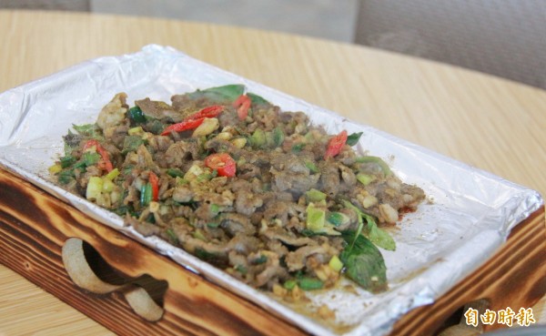 鐵板燒烤羊五花肉,撒上滿滿孜然粉,別具異國風味。(記者陳冠備攝) 鐵板燒烤羊五花肉,撒上滿滿孜然粉,別具異國風味。(記者陳冠備攝)