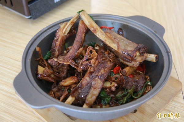 三杯羊小排香氣逼人,令人食指大動。(記者陳冠備攝) 三杯羊小排香氣逼人,令人食指大動。(記者陳冠備攝)