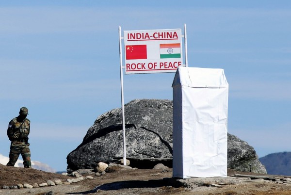 中國與印度在邊界主權歸屬上各執己見。圖為兩國在阿魯納恰爾邦的「和平」標誌。（法新社檔案照）