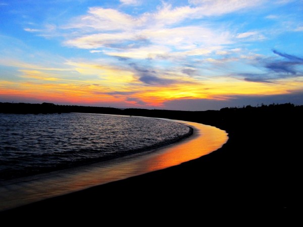 月牙灣夕陽。（圖：蘇文華提供）