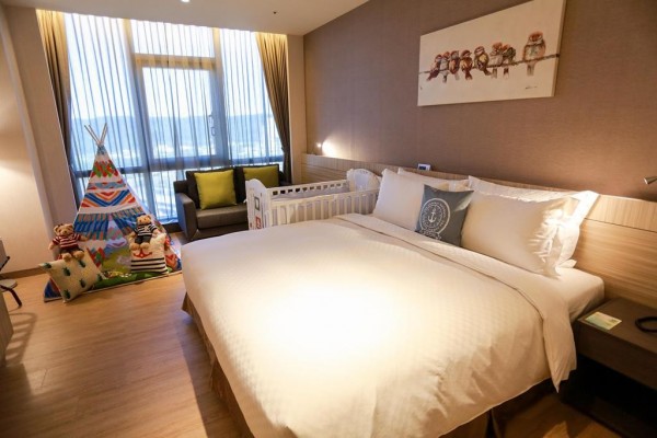 新竹安捷國際酒店推出「住帳篷送客房」迎合潮流，135間客房中80間設有帳篷。（新竹安捷國際酒店提供）