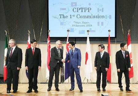 「TPP委員會」19日在東京召開首次部長級會議，日本首相安倍晉三（中）到場致意。（取自產經新聞）