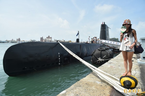 茄比級潛艦「海獅軍艦」大修前開放參觀，民眾爭相合影。（記者張忠義攝）