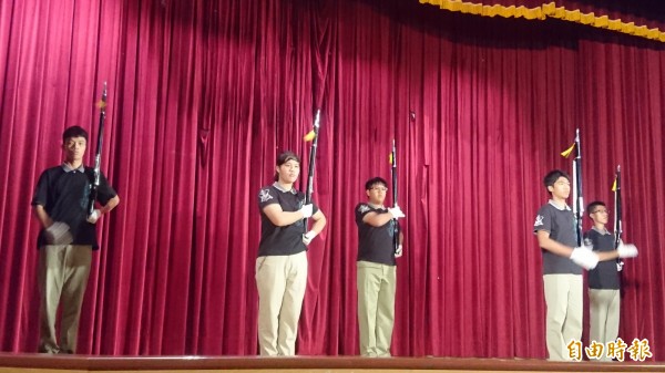 南一中儀隊在第9屆台南模擬聯合國會議開幕式上演出。（記者劉婉君攝）