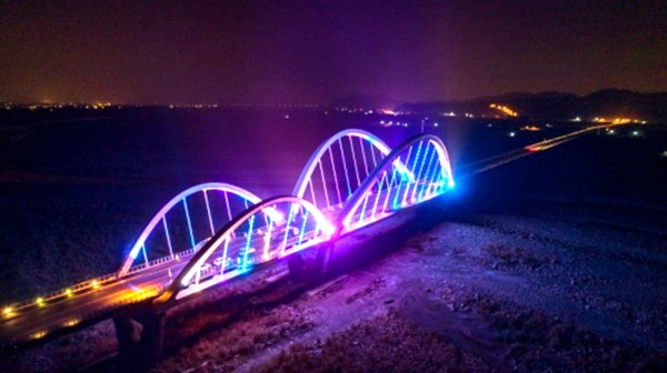 外型宛如一隻大蝴蝶的六龜新威大橋，將於2月1日起每天晚上6點到10點，透過17種燈光特效，再度點亮六龜山城觀光。（記者黃佳琳翻攝）