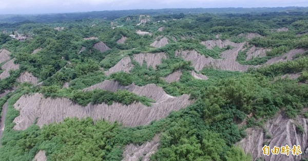 龍崎牛埔月世界擁有完整的泥岩地景，南市府宣布暫列世界自然地景。（記者蔡文居攝）