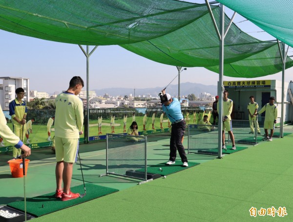 弘文中學聘請專業教練指導學生打高爾夫球。（記者歐素美攝）