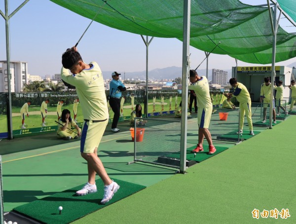 弘文中學將高爾夫球列入學校的特色亮點，高中生都要學。（記者歐素美攝）