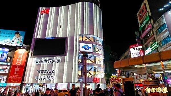 行政院黨產會已審核通過中影2134萬元年終獎金案,中影年終最低保障1個月薪水,且按績效發放,一名負責挑片資深員工,因所選電影火紅賣座,可領到破100萬元年終獎金。圖為中影位於西門町新世界大樓及真善美戲院。(資料照,記者陳鈺馥攝) 行政院黨產會已審核通過中影2134萬元年終獎金案,中影年終最低保障1個月薪水,且按績效發放,一名負責挑片資深員工,因所選電影火紅賣座,可領到破100萬元年終獎金。圖為中影位於西門町新世界大樓及真善美戲院。(資料照,記者陳鈺馥攝)