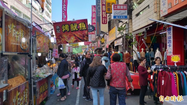 天津路年貨大街共有300個攤位。（記者張菁雅攝）