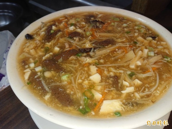 酸辣湯口味濃郁合宜。(記者洪瑞琴攝) 酸辣湯口味濃郁合宜。(記者洪瑞琴攝)