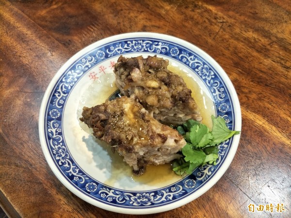 肉燥芋粿是店內的第一名招牌,用米漿黏著更是少見。(記者邱灝唐攝) 肉燥芋粿是店內的第一名招牌,用米漿黏著更是少見。(記者邱灝唐攝)