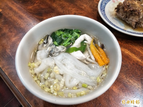 鼎邊銼還多加了蚵仔、虱目魚。(記者邱灝唐攝) 鼎邊銼還多加了蚵仔、虱目魚。(記者邱灝唐攝)