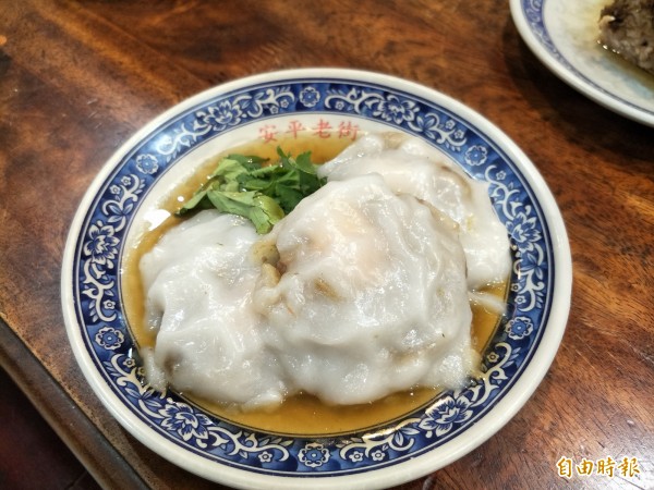 肉圓外皮以在來米漿製成,又Q又香。(記者邱灝唐攝) 肉圓外皮以在來米漿製成,又Q又香。(記者邱灝唐攝)