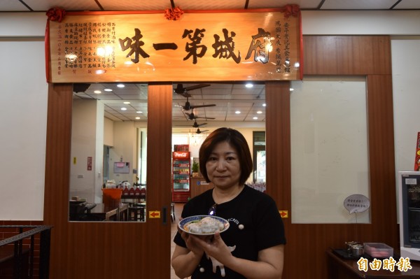肉圓加入火燒蝦,讓這道小吃增添台南特色。(記者邱灝唐攝) 肉圓加入火燒蝦,讓這道小吃增添台南特色。(記者邱灝唐攝)