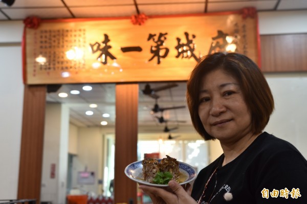 侯淑玲表示,芋粿是冷的,再加上溫熱的醬汁品嘗。(記者邱灝唐攝) 侯淑玲表示,芋粿是冷的,再加上溫熱的醬汁品嘗。(記者邱灝唐攝)