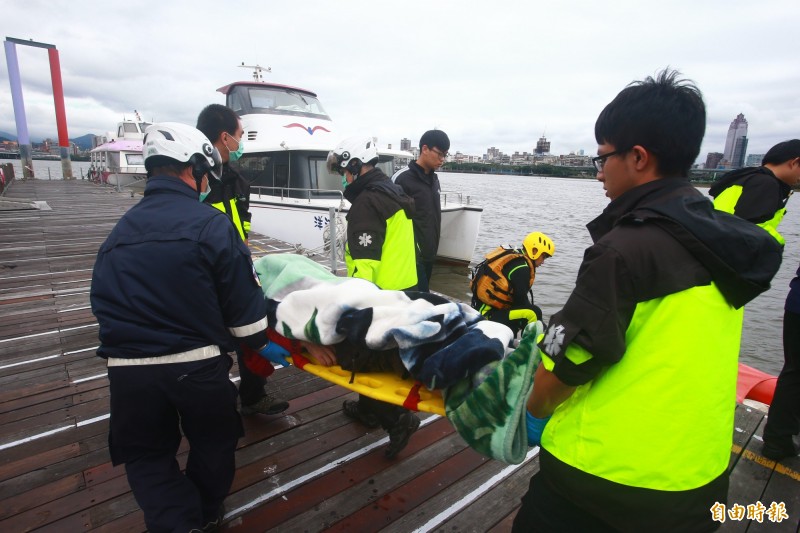 警消救起演員陳光前後協助送醫急救。（記者王宣晴攝）