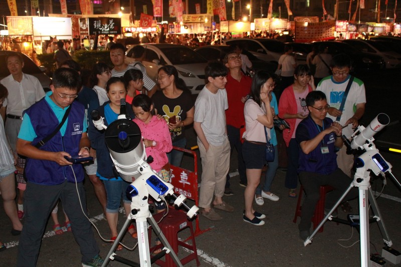 今年元宵節適逢最大滿月天象，南瀛天文館屆時也會將夜間望遠鏡搬至鹽水月津港邊，邀民眾一同賞花賞燈賞滿月。（南瀛天文館提供）