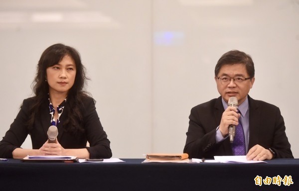 行政院秘書長李孟諺(右)強調,需要改變的不便民措施,政府都有在研議著手進行,過去許多酒吧的調酒,會被官方認為是在私釀酒,衍生許多爭議造成民怨,這部分政院已請財政部釐清及更正,「現在調酒已不算是私釀!」(資料照) 行政院秘書長李孟諺(右)強調,需要改變的不便民措施,政府都有在研議著手進行,過去許多酒吧的調酒,會被官方認為是在私釀酒,衍生許多爭議造成民怨,這部分政院已請財政部釐清及更正,「現在調酒已不算是私釀!」(資料照)