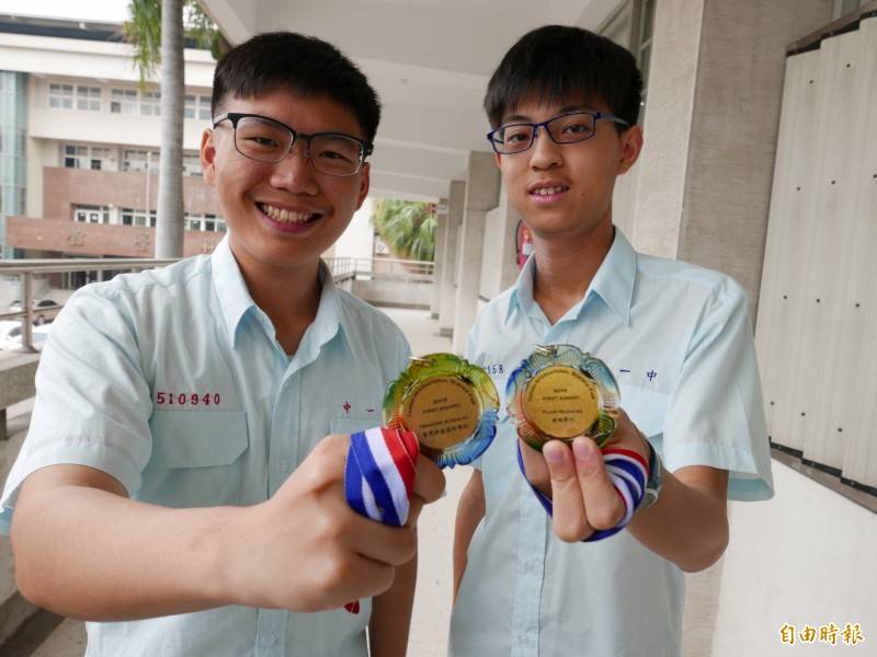 台中一中學生陳柏融（左）及陳勇安分別榮獲台灣國際科展一等獎殊榮。（記者蔡淑媛攝）