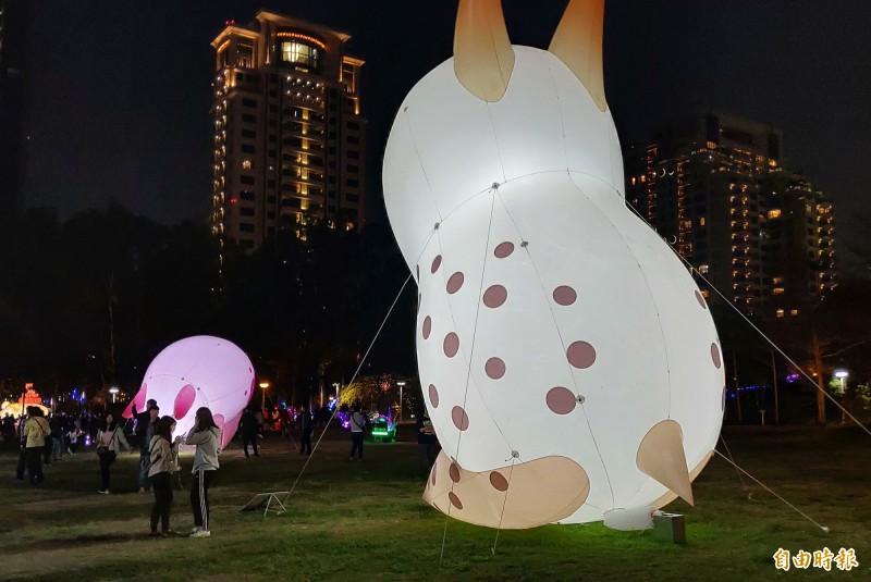 「珍奶皮克豬」是中台灣元宵燈會的拍照熱點。（記者張菁雅攝）