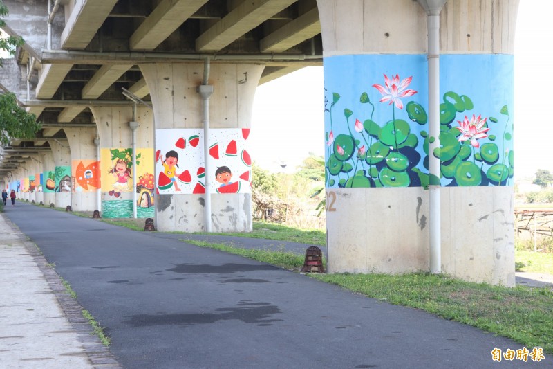宜蘭縣政府與宜蘭市公所補助凱旋社區發展協會，在鐵路高架橋下的26座橋墩彩繪，以「24節氣」為主題，展現宜蘭風情。（記者林敬倫攝）