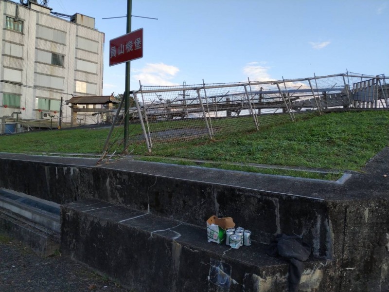 員山機堡周遭常可見空酒瓶、菸盒等垃圾。（楊基山提供）