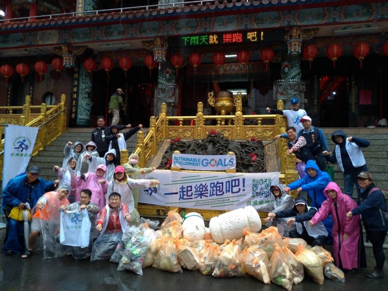 台灣樂跑團與八斗子福清宮，今天號召近百民眾於八斗子邊慢跑邊撿垃圾，儘管天候不佳，仍吸引民眾熱情參與。（圖為第二岸巡隊提供）