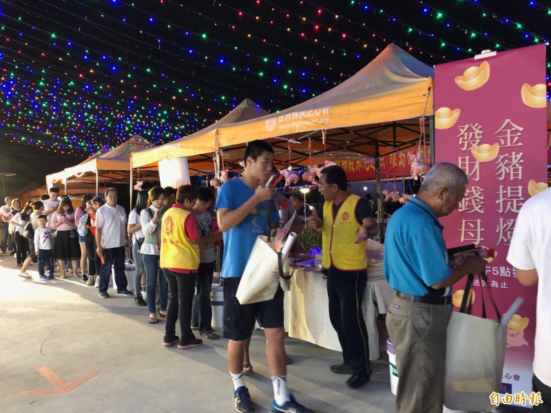 世界佛教正心會的「行動佛殿車」進駐台灣燈會，每天限量發放美金1元現鈔發財金，引來人潮。（記者陳彥廷攝）
