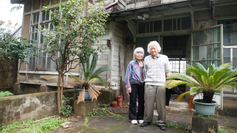 岡武史（右）和妻子岡敬子（左）參訪彰化郡守官舍，2人並拍照留念。（照片由陳宥妤提供）