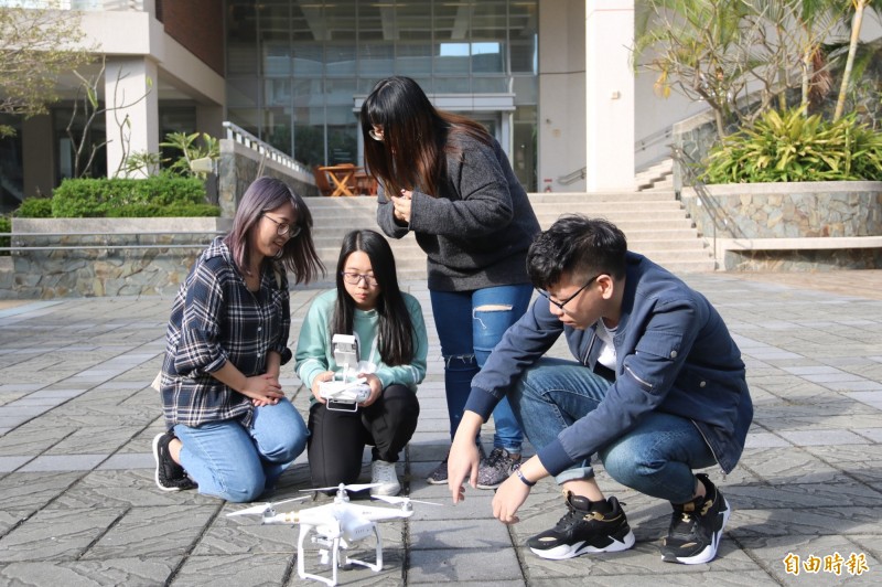 台中日友當舖分享-弘光科大開課教學生操作無人機空拍 。（記者張軒哲攝）
