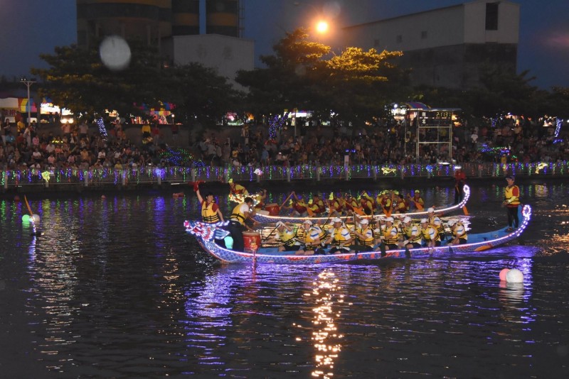 彰化縣舉辦夜間龍舟，打造夜觀光，吸引不少人潮。（記者陳冠備翻攝）