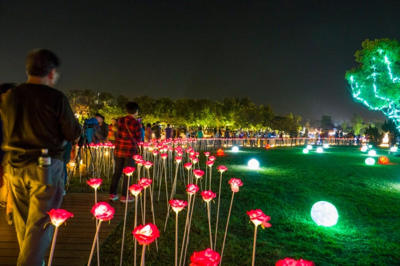 溪州公園首次打造地景花燈，讓公園變成阿凡達，吸引破百萬人潮。（記者陳冠備翻攝）