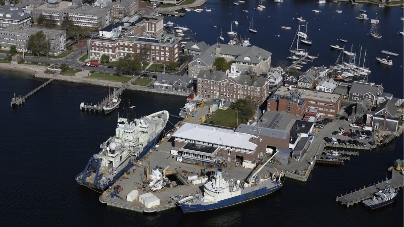 伍茲霍爾海洋研究所（WHOI）是美國最大的獨立海洋研究機構，擁有海洋科學和工程專業成就，包括在1985年發現已沉沒70年的鐵達尼號郵輪。該機構與美國海軍在紐波特的美國「海軍水下作戰中心（Naval Undersea Warfare Center，NUWC）」有合作關係。據報導，去年Temp.Periscope曾入侵一所與NUWC有合作計畫的機構，竊取用於美國潛艦超音速反艦飛彈的祕密計畫。（取自WHOI官網）
