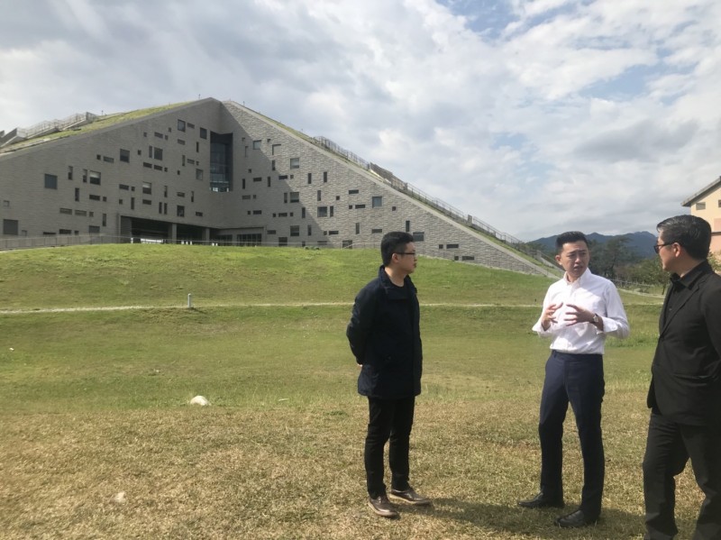 林智堅造訪被國際知名建築師網站architizer.com列為世界8個有特色圖書館之首的台東大學圖書資訊館與台東設計中心。(市府提供) 林智堅造訪被國際知名建築師網站architizer.com列為世界8個有特色圖書館之首的台東大學圖書資訊館與台東設計中心。(市府提供)