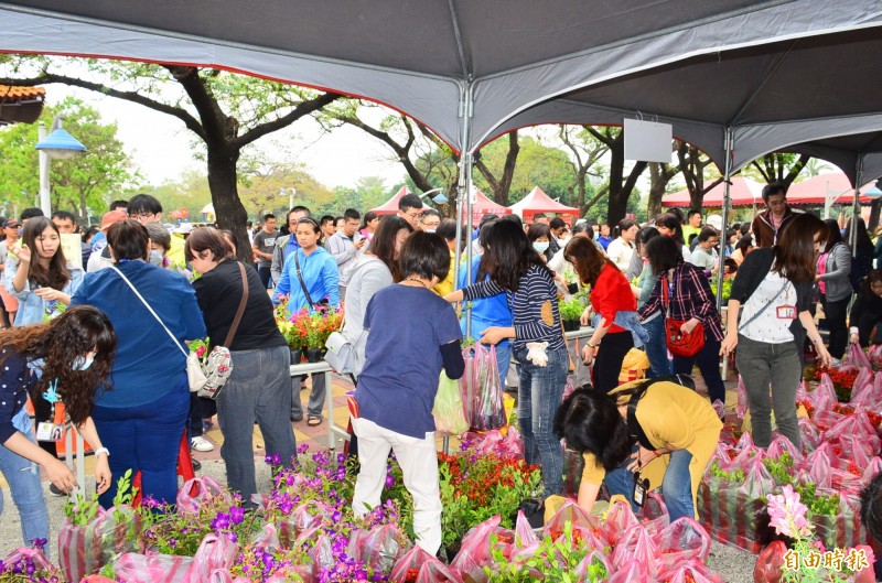 屏東市公所在千禧公園舉辦植樹節贈送苗木活動，吸引大批民眾參與。（記者李立法攝）