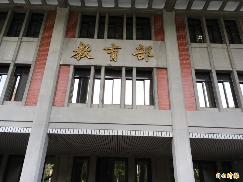 對於今年8月上路的六都準公共化幼兒園方案,教育部今天表示,預計於3月底針對各界關注「合作的費用範圍」及「教師及教保員薪資」等議題,確立方案後,與六都共同辦理說明會,讓幼兒園及家長瞭解108學年度執行細節,啟動準公共幼兒園的申請作業,並加強政策宣導,讓家長取得相關資訊。(記者林曉雲攝) 對於今年8月上路的六都準公共化幼兒園方案,教育部今天表示,預計於3月底針對各界關注「合作的費用範圍」及「教師及教保員薪資」等議題,確立方案後,與六都共同辦理說明會,讓幼兒園及家長瞭解108學年度執行細節,啟動準公共幼兒園的申請作業,並加強政策宣導,讓家長取得相關資訊。(記者林曉雲攝)