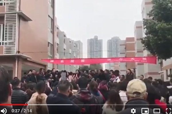 因食安問題，3月13日，四川省成都七中實驗學校大批家長到學校門外抗議示威，遭到當局暴力鎮壓。（影片截圖）